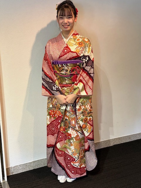 着物を着て立つ小熊さん