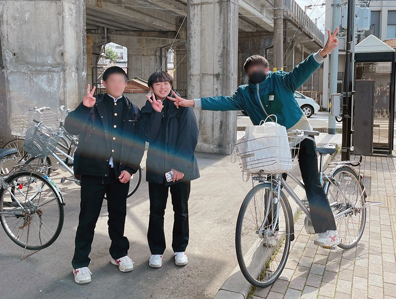 中学3年生の頃の谷さん。友人2人と並んで