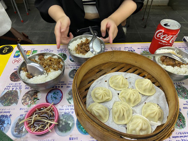 テーブルの上に並んだ小籠包やご飯類など