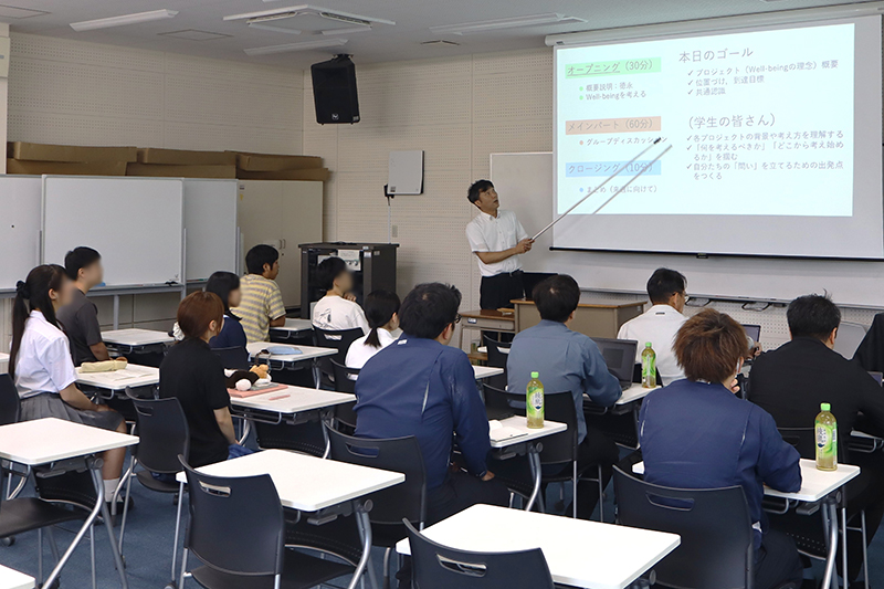 創造デザイン工学科 教授の徳永仁夫先生が教壇に立ち学生に説明する様子