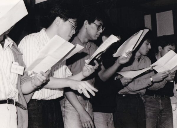 大学の混声合唱団で歌っている浅田先生。写真はモノクロであり、モノクロ写真が趣味だった先輩が撮影している
