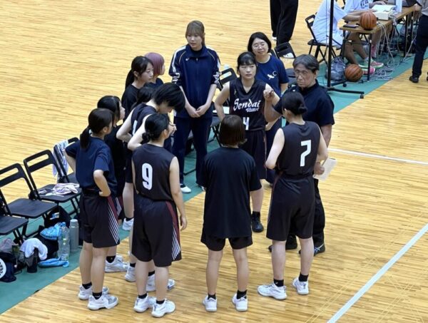 女子バスケットボール部の顧問も務めている浅田先生。部活動指導ため、日本バスケットボール協会公認のコーチライセンスC級を取得されたそうです。写真は、高専大会の試合直前の様子