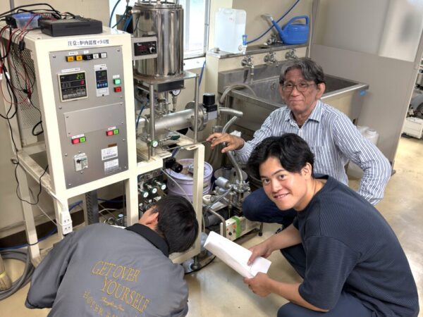 研究室の5年生に、アンモニアガス窒化の実験指導中