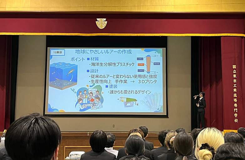 社会実装教育フォーラムにて。藤嶋さんの発表の様子