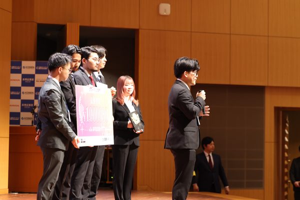第3回高専起業家サミットで最優秀賞を受賞し、コメントをする藤川さん