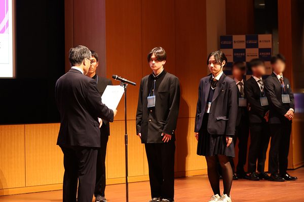 授賞式で賞状が授与されるMiMiCsのみなさん